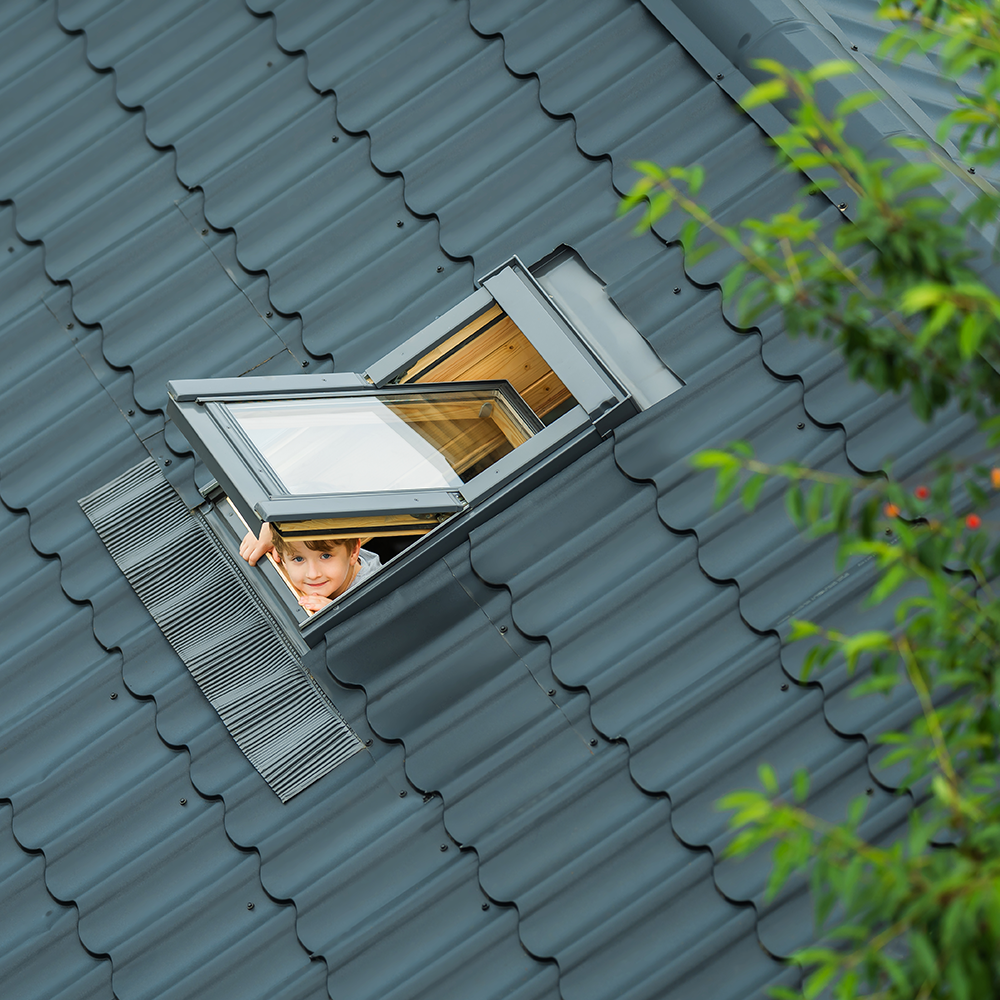 Kind welches aus einem Fenster schaut